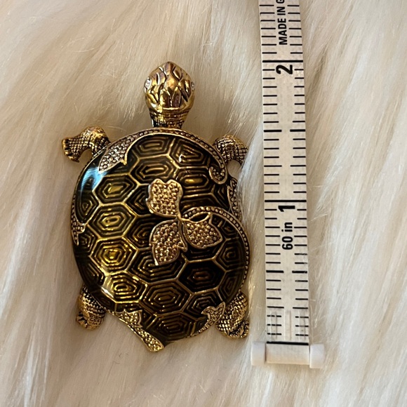 Beautiful Gold Turtle Decorative Brooch - Picture 5 of 6
